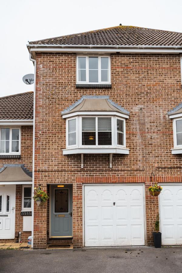 Villa Beautiful Town House With Private Garden And Patio Canford Magna Exterior foto