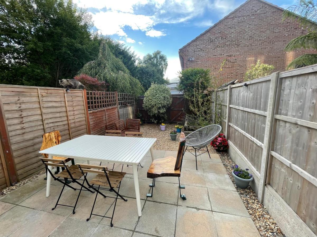 Villa Beautiful Town House With Private Garden And Patio Canford Magna Exterior foto